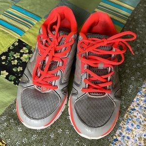 Fila Women's SZ 8 sneakers